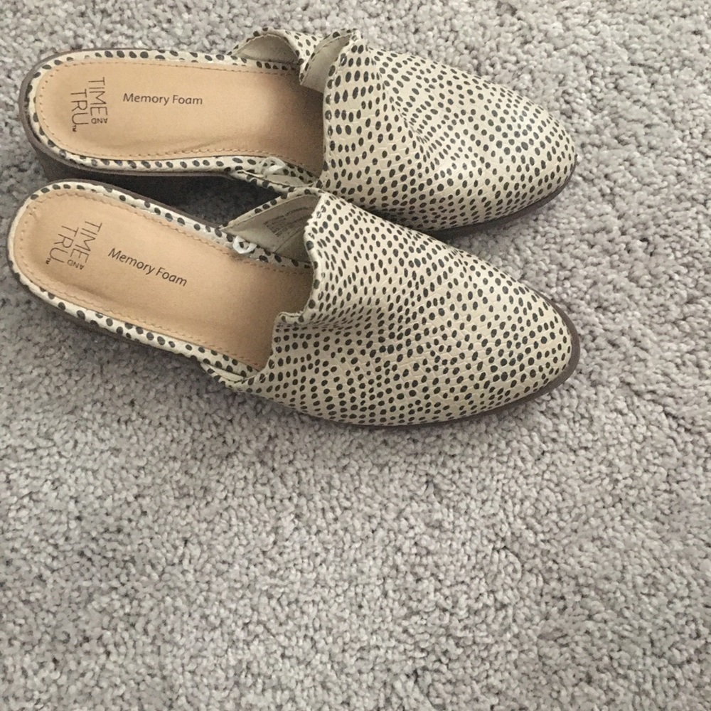 Size 6 woman’s shoes